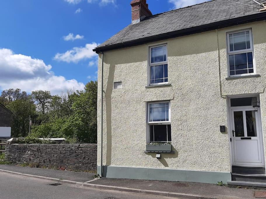 Selah Teifi Spectacular River View With Games Holiday home Llandysul