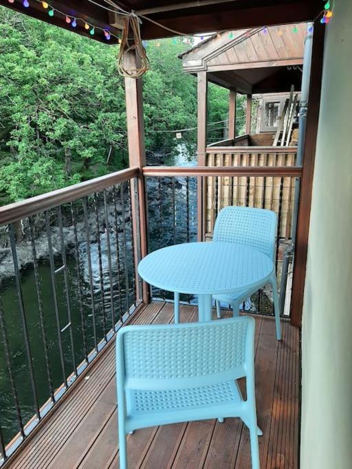 Selah Teifi Spectacular River View With Games