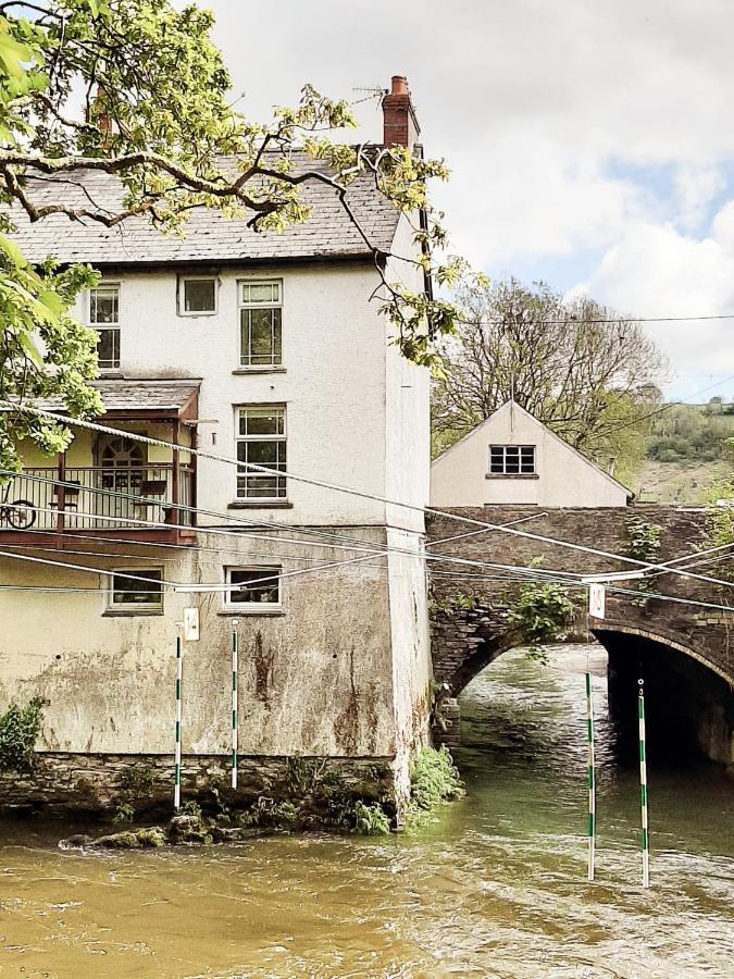 Selah Teifi Spectacular River View With Games Holiday home *